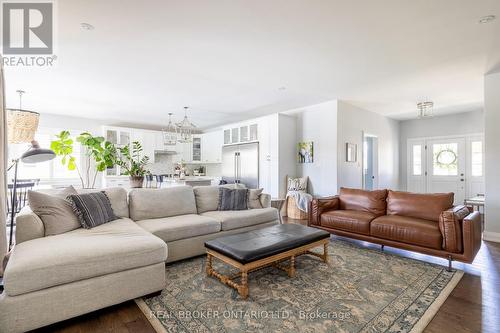 19 Cheslock Crescent, Oro-Medonte, ON - Indoor Photo Showing Living Room