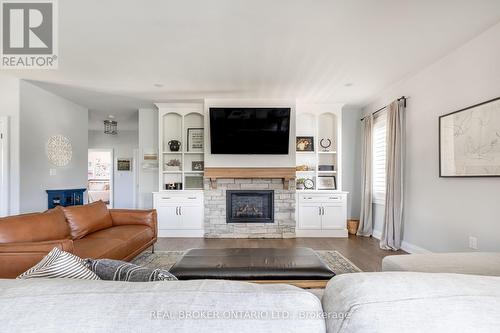 19 Cheslock Crescent, Oro-Medonte, ON - Indoor Photo Showing Living Room With Fireplace