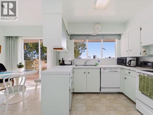 1430 Nelson Avenue, West Vancouver, BC - Indoor Photo Showing Kitchen With Double Sink