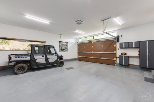 Garage - 140 Ch. Hunter, Saint-Hippolyte, QC - Indoor Photo Showing Garage