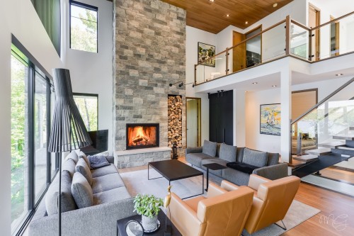 Salon - 140 Ch. Hunter, Saint-Hippolyte, QC - Indoor Photo Showing Living Room With Fireplace