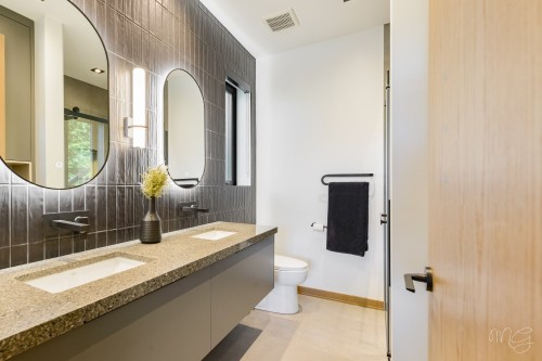 Salle de bains attenante à la CCP - 140 Ch. Hunter, Saint-Hippolyte, QC - Indoor Photo Showing Bathroom