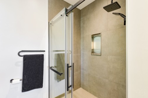 Salle de bains attenante à la CCP - 140 Ch. Hunter, Saint-Hippolyte, QC - Indoor Photo Showing Bathroom