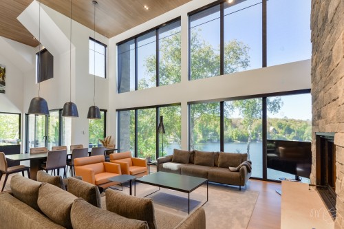 Salon - 140 Ch. Hunter, Saint-Hippolyte, QC - Indoor Photo Showing Living Room With Fireplace