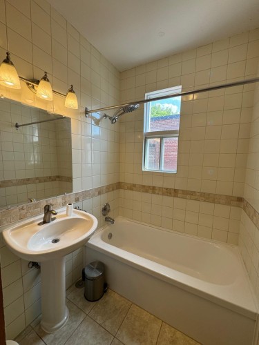 Bathroom - 3 Av. Stirling, Montréal (Lasalle), QC - Indoor Photo Showing Bathroom