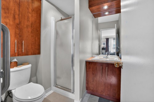 Master Bathroom - 108-1665 Av. Victoria, Saint-Lambert, QC - Indoor Photo Showing Bathroom