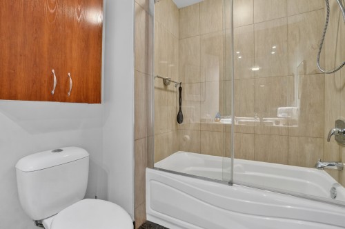 Bathroom - 108-1665 Av. Victoria, Saint-Lambert, QC - Indoor Photo Showing Bathroom