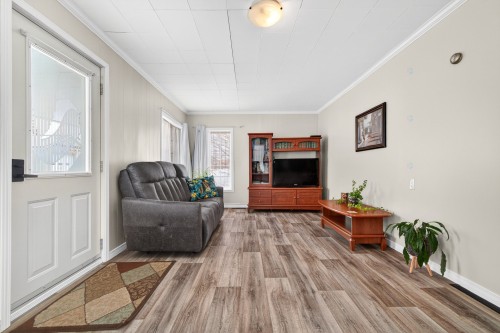 Salon - 52 Rue Principale, Saint-Adalbert, QC 