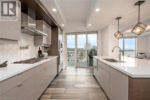 2060 Lakeshore Road Unit# 608, Burlington, ON - Indoor Photo Showing Kitchen With Upgraded Kitchen