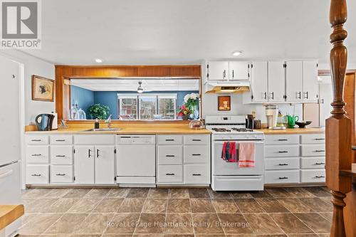 107 Victoria Street N, Goderich (Goderich (Town)), ON - Indoor Photo Showing Kitchen