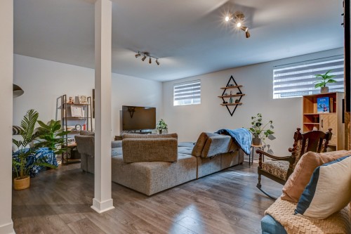 Salle familiale - 634 Rue Beauregard, Saint-Lin/Laurentides, QC - Indoor