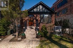 8 MACPHERSON AVENUE  Toronto, ON M4W 2L8