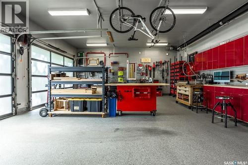 1150 Spadina Crescent E, Saskatoon, SK - Indoor Photo Showing Garage