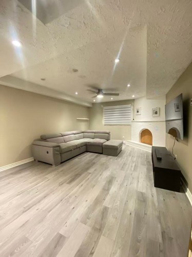 Salon - 590 Av. De Cherbourg, Laval (Chomedey), QC - Indoor
