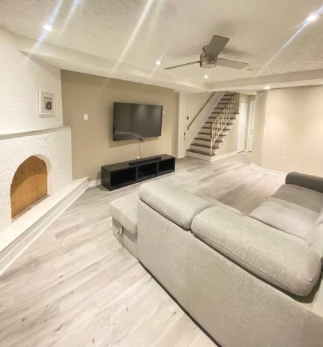 Salon - 590 Av. De Cherbourg, Laval (Chomedey), QC - Indoor Photo Showing Living Room With Fireplace
