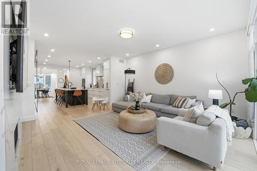 221 Wesley Avenue, Ottawa, ON - Indoor Photo Showing Living Room