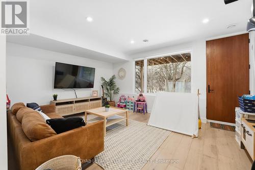 221 Wesley Avenue, Ottawa, ON - Indoor Photo Showing Living Room
