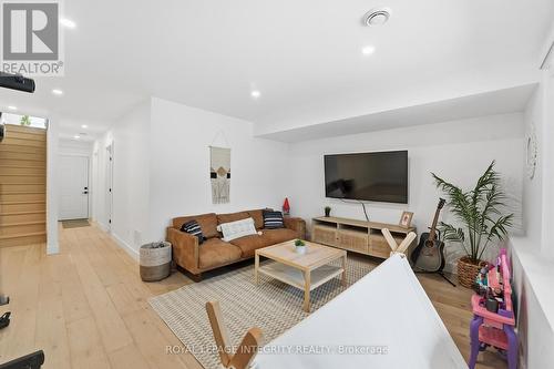 221 Wesley Avenue, Ottawa, ON - Indoor Photo Showing Living Room