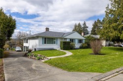 4182 Oakridge Cres Saanich, BC V8Z 4X7