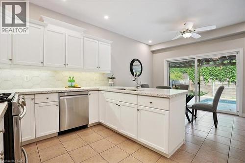 95 Hemlock Way, Grimsby, ON - Indoor Photo Showing Kitchen With Upgraded Kitchen
