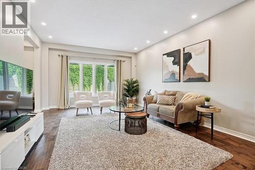 95 Hemlock Way, Grimsby, ON - Indoor Photo Showing Living Room