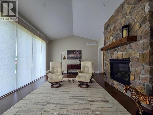 7 Tracy Drive, Chatham, ON - Indoor Photo Showing Living Room With Fireplace