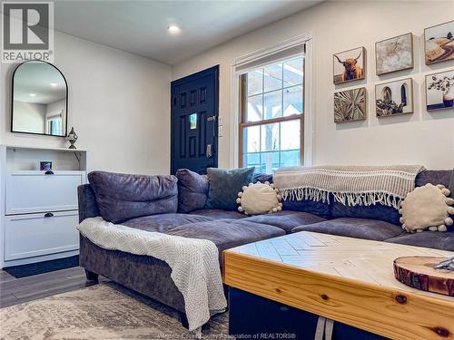1704 Central, Windsor, ON - Indoor Photo Showing Living Room