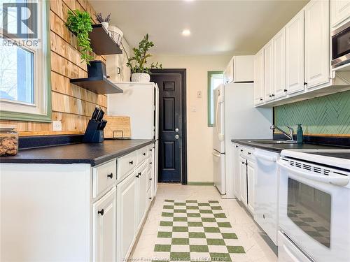 1704 Central, Windsor, ON - Indoor Photo Showing Kitchen