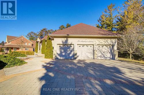 24 Maplehyrn Avenue, East Gwillimbury, ON - Outdoor