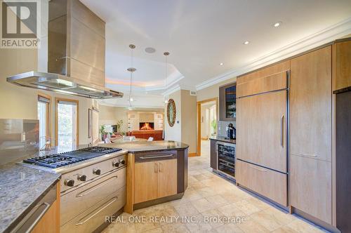 24 Maplehyrn Avenue, East Gwillimbury, ON - Indoor Photo Showing Kitchen