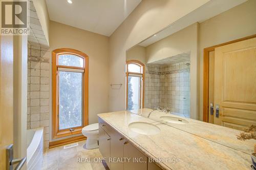 24 Maplehyrn Avenue, East Gwillimbury, ON - Indoor Photo Showing Bathroom