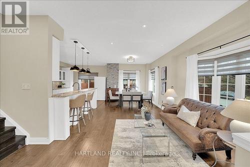 3770 Deepwood Heights, Mississauga, ON - Indoor Photo Showing Living Room