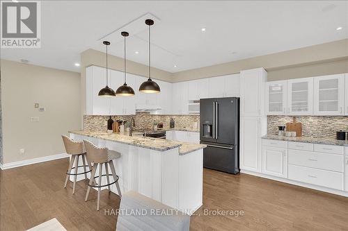 3770 Deepwood Heights, Mississauga, ON - Indoor Photo Showing Kitchen With Upgraded Kitchen