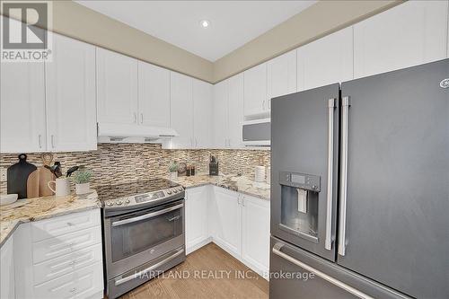 3770 Deepwood Heights, Mississauga, ON - Indoor Photo Showing Kitchen With Upgraded Kitchen