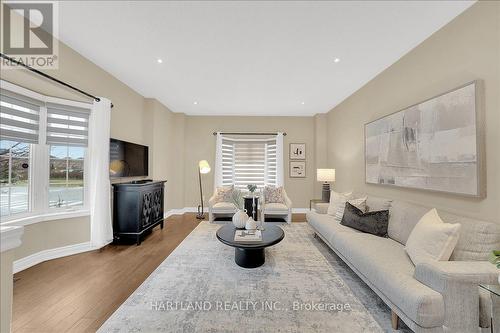 3770 Deepwood Heights, Mississauga, ON - Indoor Photo Showing Living Room