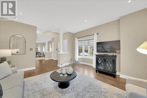 3770 Deepwood Heights, Mississauga, ON - Indoor Photo Showing Living Room