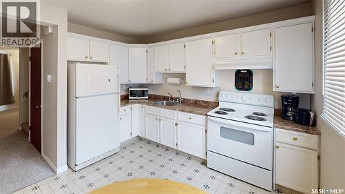 6 Mackenzie Mews, Regina, SK - Indoor Photo Showing Kitchen