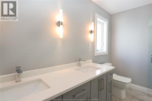 83 Bloomington, Chatham, ON - Indoor Photo Showing Bathroom