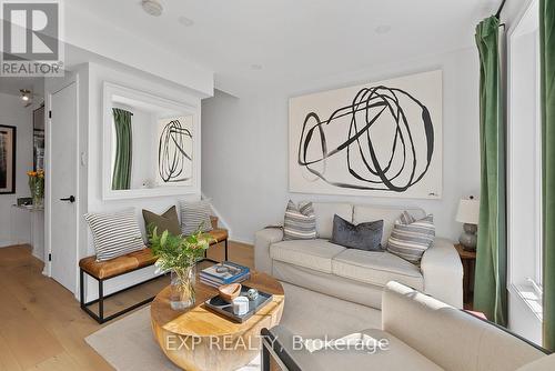 675 - 3 Everson Drive, Toronto, ON - Indoor Photo Showing Living Room