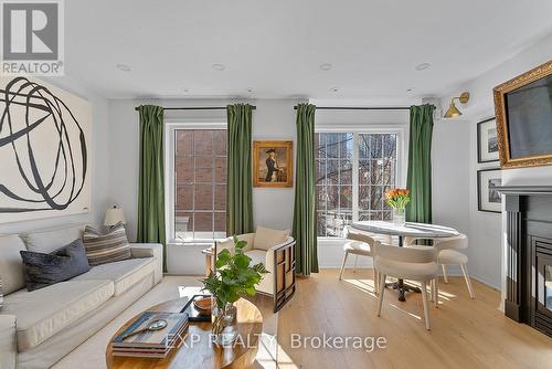 675 - 3 Everson Drive, Toronto, ON - Indoor Photo Showing Living Room
