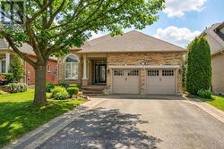 727 MADELINE HEIGHTS N Newmarket (Stonehaven-Wyndham), ON L3X 2J6