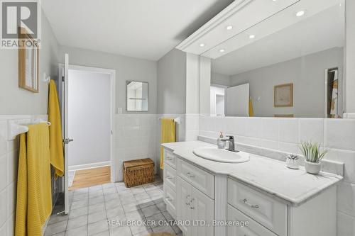 178 Delmar Drive, Hamilton, ON - Indoor Photo Showing Bathroom