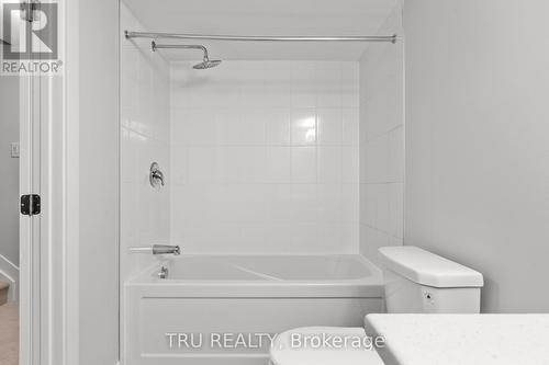 Common bathroom - 75 Hackamore Crescent, Ottawa, ON - Indoor Photo Showing Bathroom