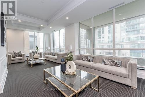 608 - 2060 Lakeshore Road, Burlington, ON - Indoor Photo Showing Living Room