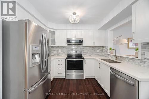 3749 Nightstar Drive, Mississauga, ON - Indoor Photo Showing Kitchen With Upgraded Kitchen