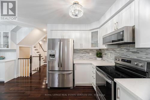 3749 Nightstar Drive, Mississauga, ON - Indoor Photo Showing Kitchen With Upgraded Kitchen