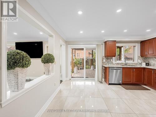 6214 Miriam Way, Mississauga, ON - Indoor Photo Showing Kitchen