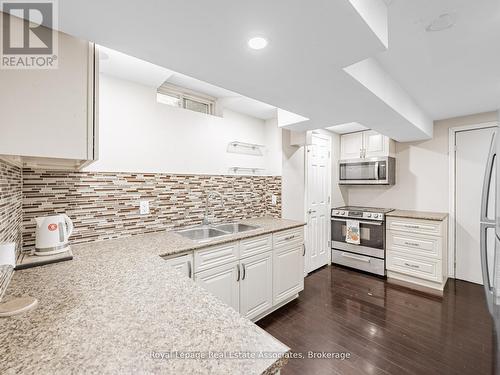 6214 Miriam Way, Mississauga, ON - Indoor Photo Showing Kitchen With Double Sink With Upgraded Kitchen