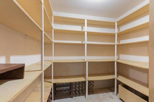 69 Woodington Bay, Winnipeg, MB - Indoor With Storage