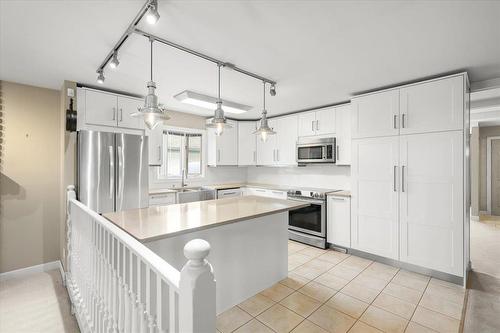 69 Woodington Bay, Winnipeg, MB - Indoor Photo Showing Kitchen With Upgraded Kitchen
